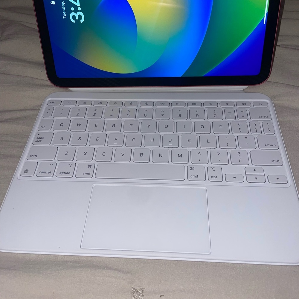 Apple Magic Key Board IPad 10th Generation (iPad not included)